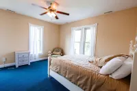 Atv-snowmobile Trail, Close to Marquette, Parking, 9 bedrooms, sleeps 18 People.