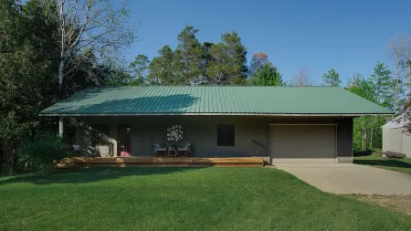 River Cottage Retreat - Close to Golf, Beaches, Hiking!