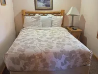 Cozy 2 bedroom cottage with full kitchen minutes from Pictured Rocks Cruises! ミューニシングのホテル