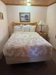Cozy 2 bedroom cottage with full kitchen minutes from Pictured Rocks Cruises! Hotel dekat Alger Centennial Ice Arena