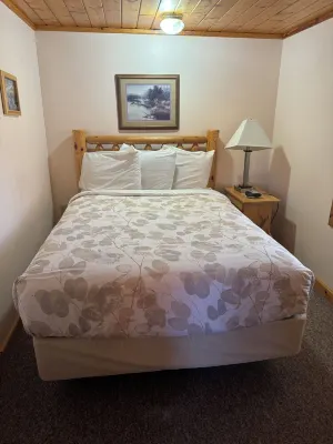 Cozy 2 bedroom cottage with full kitchen minutes from Pictured Rocks Cruises!