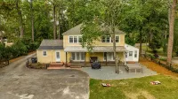 Historic Home w/hot tub, steps from everything! Hotels near Hyland Golf Club