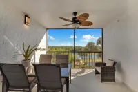 Jupiter Bay Resort Condo, steps to the beach! Comfortably sleeps family of 4!