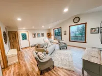 Cozy up in this private bungalow in the trees close to trailheads & shopping