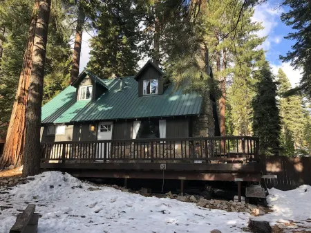 Lake Tahoe 4 Bed 2 Bath Cabin Close to Lake Отели в г. Carnelian Bay
