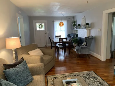 Charming Downtown Cottage