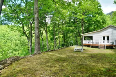 Whittier Mountain Hideaway w/ Breathtaking Views Santa's Land Fun Park & Zoo附近的飯店