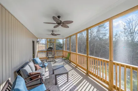 The Belle Lux KY Bourbon Trail-Hot Tub-Hiking Trails on over 120 Acres!