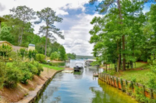 Spacious Cabin on Lake Martin!