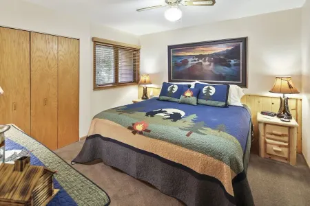 North Shore Nirvana: Lakefront, Deck, Fireplace, Beach