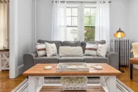 Classic Boutique Farmhouse - Walk to Town - Historic Charm