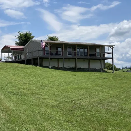Cozy Ranch Home 1 Mile from CUMBERLAND POINT Boat Ramp. Owner Managed Property.