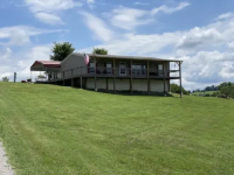 Cozy Ranch Home 1 Mile from CUMBERLAND POINT Boat Ramp. Owner Managed Property.