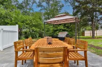 Heated Pool, Game Room, Projector Room, King Bed! 5 mins to Beach!