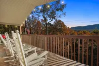 SkiView Cabin - 4BR, Cozy and Modern ~ Sleeps 10