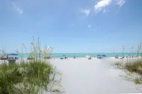 You Belong on a Beach ! Walk to Beach - Food - Bar ! Fully Stocked Kitchen