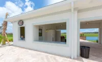 Minutes from Disney 5-bedroom townhome with pool and waterpark in Kissimmee Các khách sạn gần Gator Park