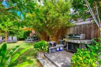 Tropical Garden Family Home & Penthouse - Sleeps 8 Walk to Beach, BBQ, Hot Tub