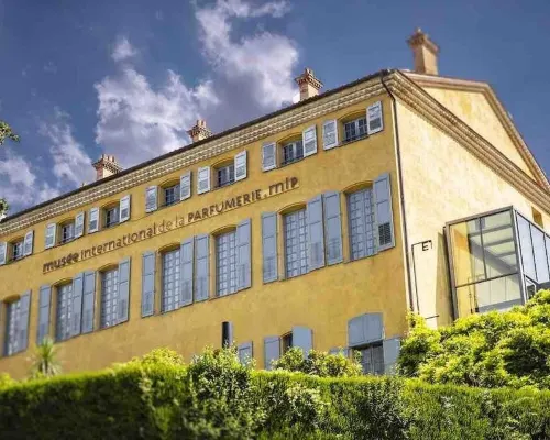 Apartment lux 1 bedroom, independent in villa, swimming pool, view Grasse and sea 格拉斯住宿飯店