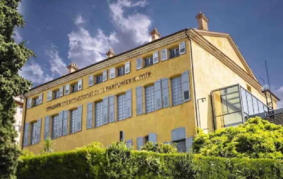 Apartment lux 1 bedroom, independent in villa, swimming pool, view Grasse and sea 鄰近格拉斯花宮娜香水廠的酒店