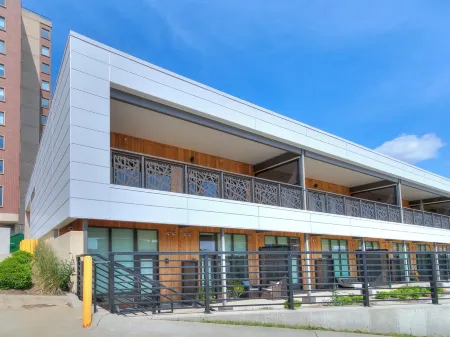 The Cartier Lux DT Apt w/Skyline view Отели рядом с достопримечательностью «Грэйтер Де-Мойн Ботаникал Гарден»