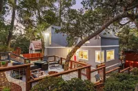 Charming Cambria Retreat w HotTub, Sleeps 8, FirePit, 5 min to Coast/Main St