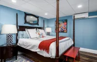 Blue Door Guesthouse – Gorgeous & Spacious 2Br/2BA Pool-Level Retreat