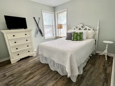Bright, newly updated 3 BR 2 BA condo - Walk to Pier and Village!