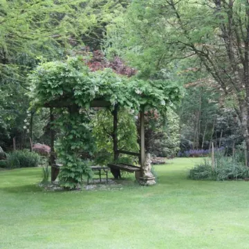 Self contained cottage in 8 acres of amazing gardens adjoining the Ovens River