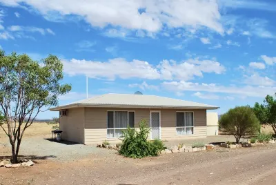 Hillview Cottage Hotels near Arkaroo Rock Trail