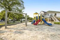 Mallard Lakes Waterfront Beach Condo in Fenwick Island with Two Pools