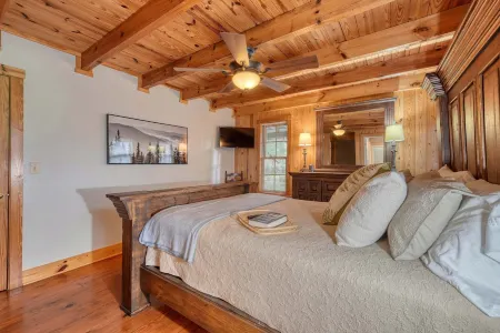 3 Bed/ 3.5 Bath on the River, Firepit, Firetable, CornHole, Amazing Location!!! Отели в г. Юнион