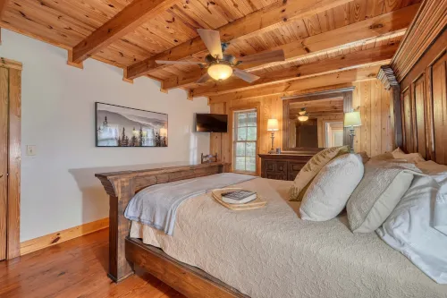 3 Bed/ 3.5 Bath on the River, Firepit, Firetable, CornHole, Amazing Location!!!