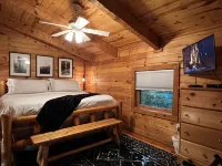 Fishing Pond, Wifi, Corn Hole, Easy Roads, Hot Tub, Fire Pit, Dog Friendly!