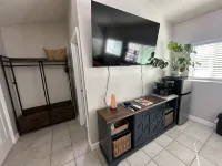 Cal King Bed with Natural Light and Private Patio! 4 minutes from freeway!