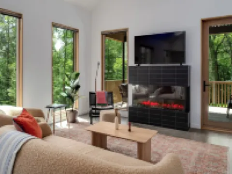 Architect-Designed 3BR Forest Retreat Near Asheville ウィーヴァーヴィルのホテル