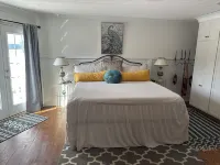 Lakefront property with beautiful views, deck, 35 min from Auburn Univ & Stadium