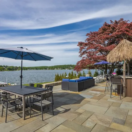 Candlewood Lakefront 3bd/ 2 bath house w/ 180 degree views!