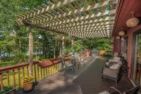 Amazing All-Season Private Lakefront Retreat!