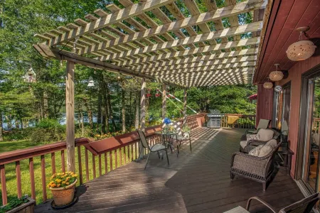 Amazing All-Season Private Lakefront Retreat! Отели в г. Хайленд