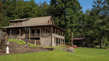 River Front Cabin - Fish, Kayak, Relax 40 min. to Auburn, 1 hr. to Talladega