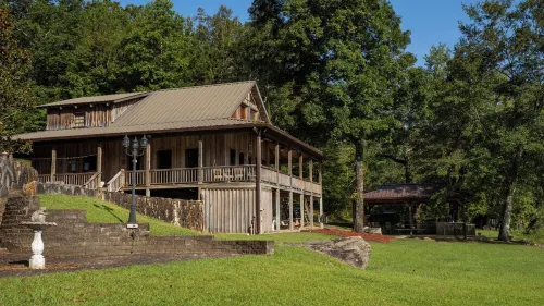 River Front Cabin - Fish, Kayak, Relax 40 min. to Auburn, 1 hr. to Talladega