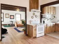 4 Bed/4 Bath Historic Downtown Parkville Home Hotels in Sioux Township