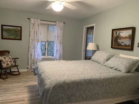 Ideal location on Silver Lake, 3 blocks from beach, shopping, park+ Отели рядом с достопримечательностью «Рехобот-Бич»