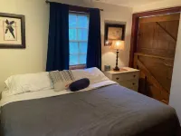 refinished barn with pool table, ping pong, pool and hot tub! 람피터 호텔