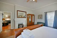 Comfy Cottage ✨ Minutes From Main St, Fenced in Backyard✨🏡