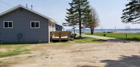 2bed 1bath LAKE MI Fishing Cabin WiFi AC Deck Firepit Kayak Paddle Boat Dock #8