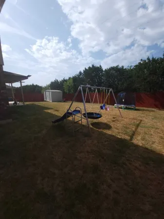 Beautiful 3 BR/ 2.5 BA with no backyard neighbors