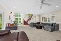 8 Bedroom MANSION Biltmore Lake with Hot Tub. Hotels in Lower Hominy