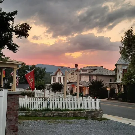 The Sterling- walk to everything Luray has to offer! Chef available